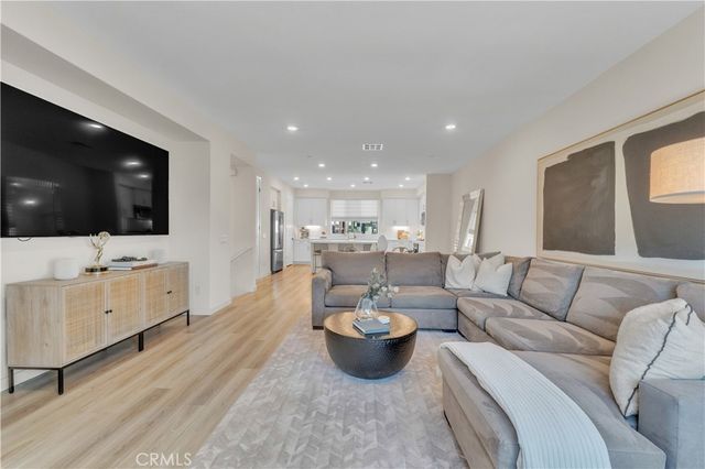 27582 Manzanita, Valencia, CA 91381