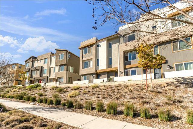 27582 Manzanita, Valencia, CA 91381