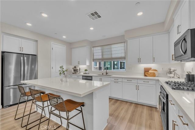 27582 Manzanita, Valencia, CA 91381