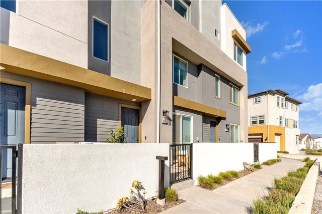 27582 Manzanita, Valencia, CA 91381