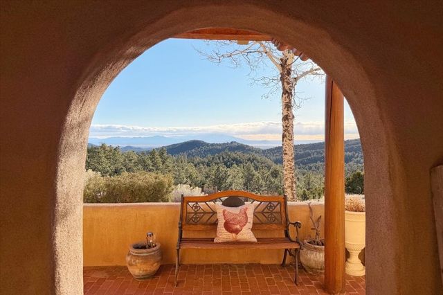 98 La Barbaria Trail, Santa Fe, NM 87505