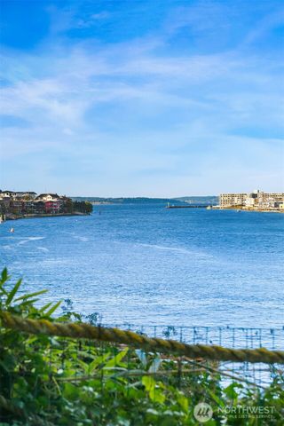 3606 W Commodore Way, Seattle, WA 98199