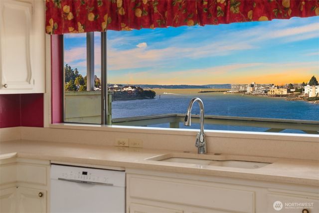 3606 W Commodore Way, Seattle, WA 98199