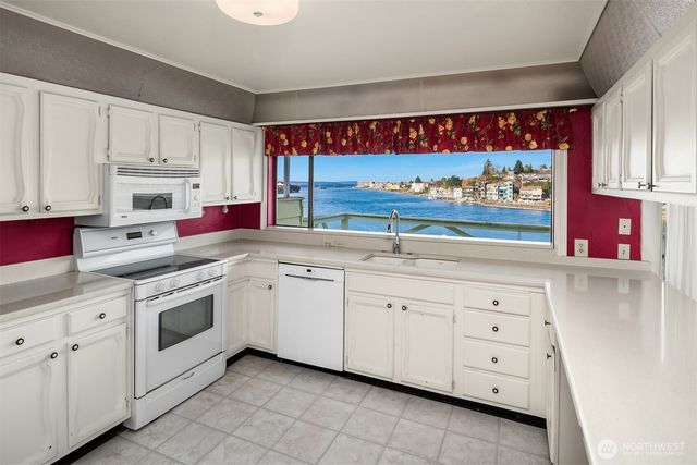 3606 W Commodore Way, Seattle, WA 98199