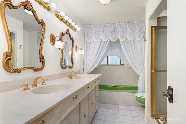 3606 W Commodore Way, Seattle, WA 98199