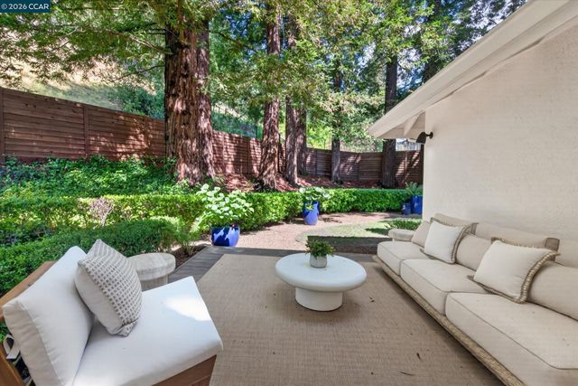 20 Coachwood Ter, Orinda, CA 94563
