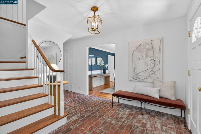 20 Coachwood Ter, Orinda, CA 94563