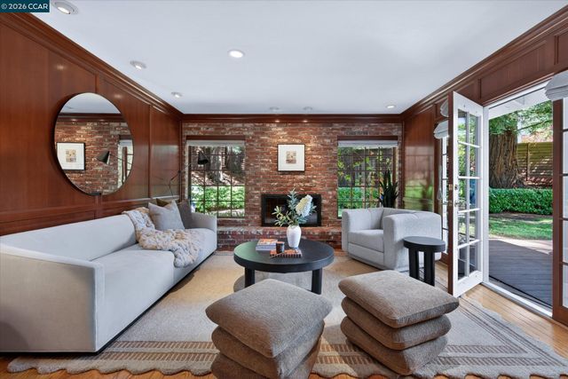 20 Coachwood Ter, Orinda, CA 94563