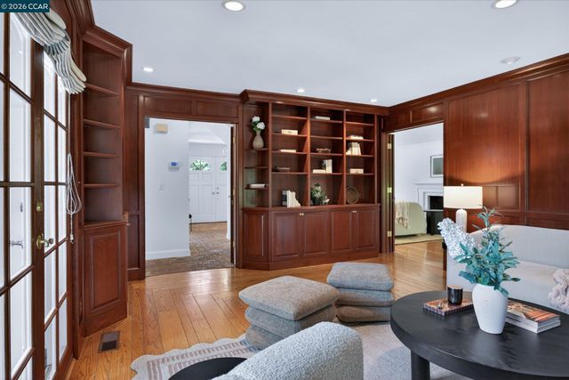 20 Coachwood Ter, Orinda, CA 94563