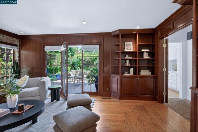 20 Coachwood Ter, Orinda, CA 94563