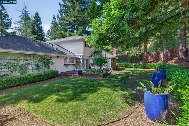 20 Coachwood Ter, Orinda, CA 94563