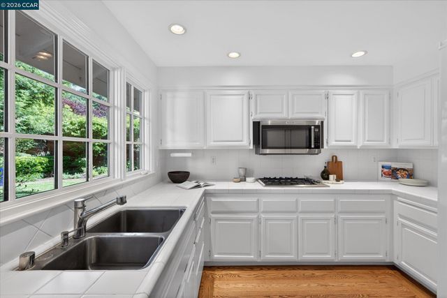 20 Coachwood Ter, Orinda, CA 94563