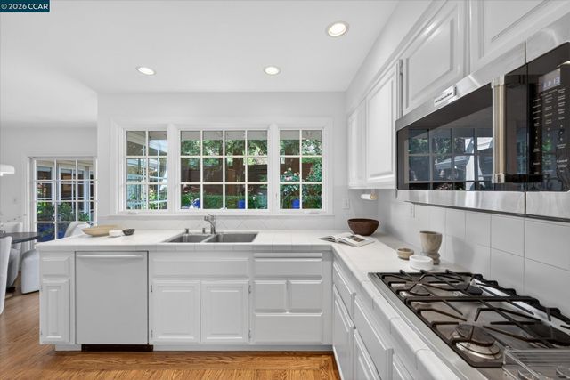 20 Coachwood Ter, Orinda, CA 94563
