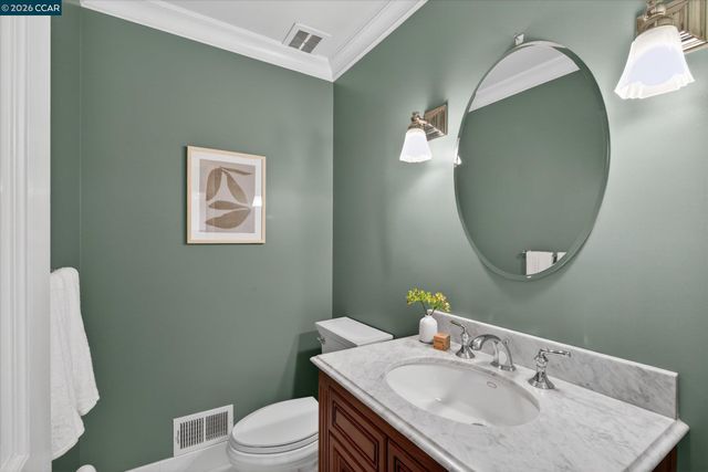 20 Coachwood Ter, Orinda, CA 94563