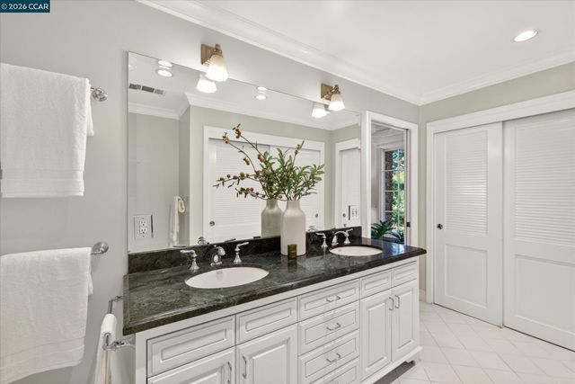 20 Coachwood Ter, Orinda, CA 94563