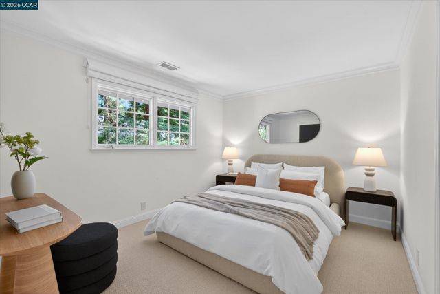 20 Coachwood Ter, Orinda, CA 94563
