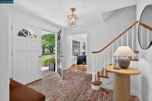 20 Coachwood Ter, Orinda, CA 94563