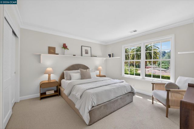20 Coachwood Ter, Orinda, CA 94563