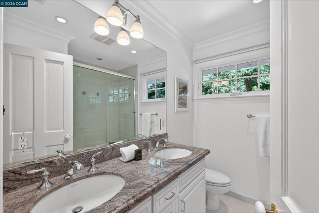 20 Coachwood Ter, Orinda, CA 94563