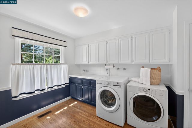 20 Coachwood Ter, Orinda, CA 94563