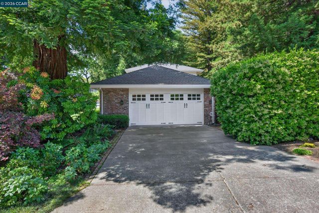 20 Coachwood Ter, Orinda, CA 94563