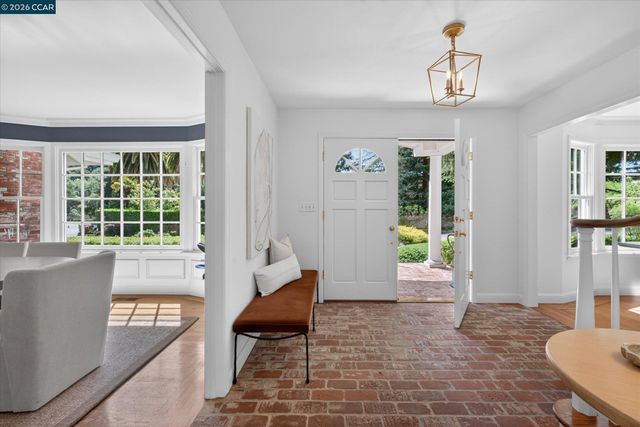 20 Coachwood Ter, Orinda, CA 94563