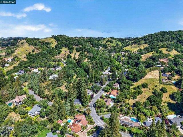20 Coachwood Ter, Orinda, CA 94563