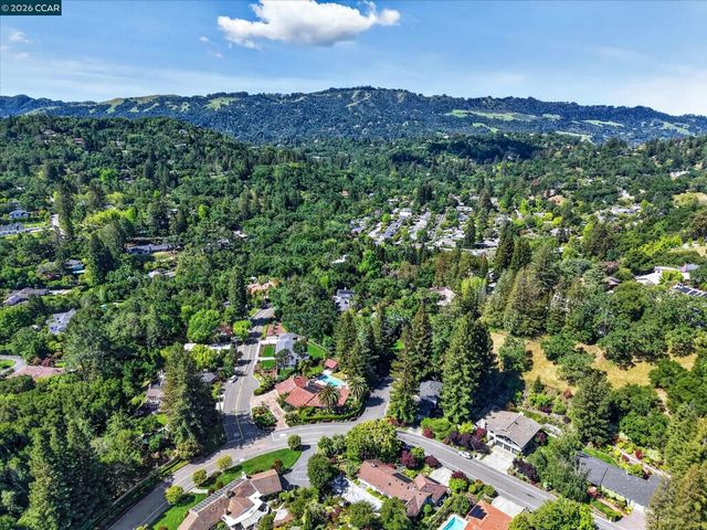 20 Coachwood Ter, Orinda, CA 94563