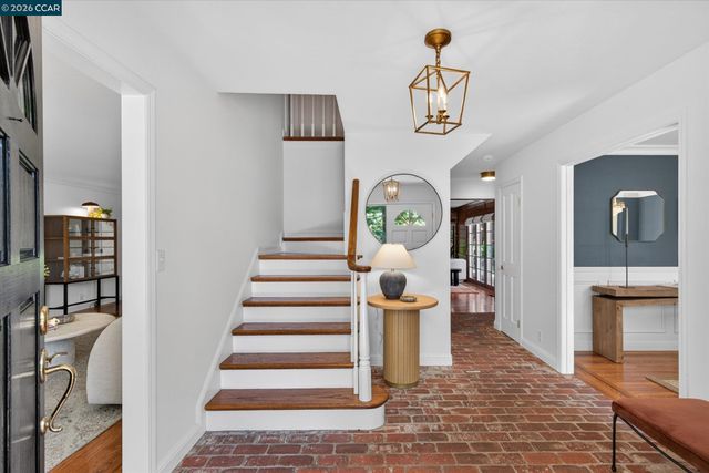 20 Coachwood Ter, Orinda, CA 94563