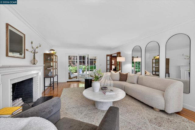 20 Coachwood Ter, Orinda, CA 94563