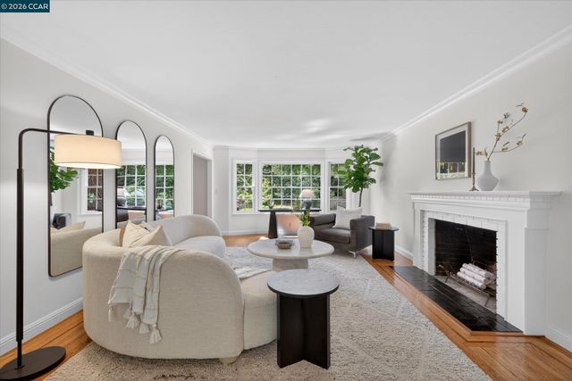 20 Coachwood Ter, Orinda, CA 94563