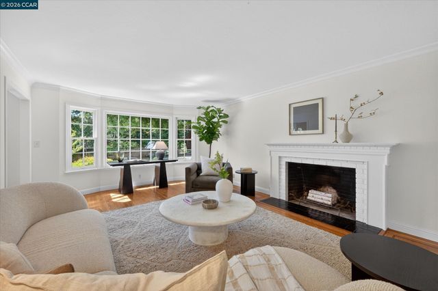20 Coachwood Ter, Orinda, CA 94563