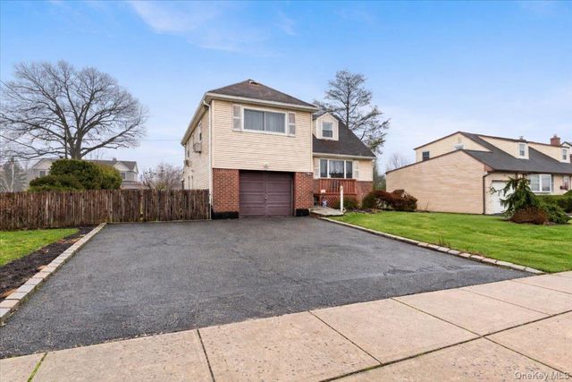 6 Gateway Street, Bethpage, NY 11714