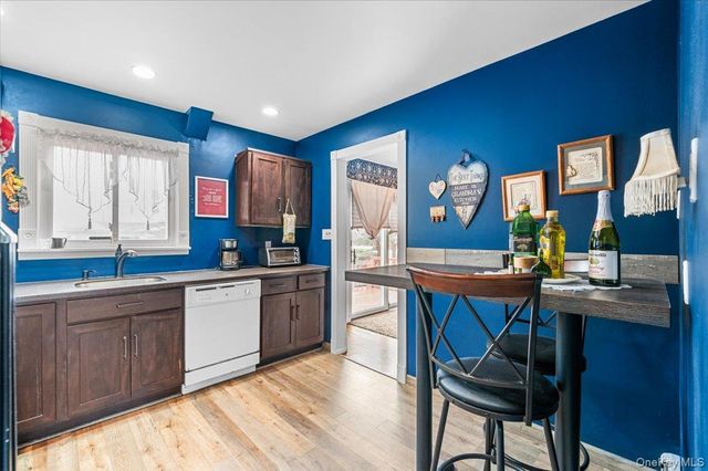 6 Gateway Street, Bethpage, NY 11714