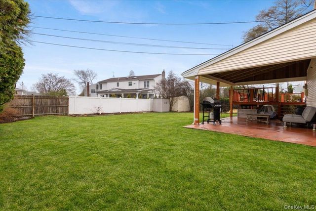 6 Gateway Street, Bethpage, NY 11714