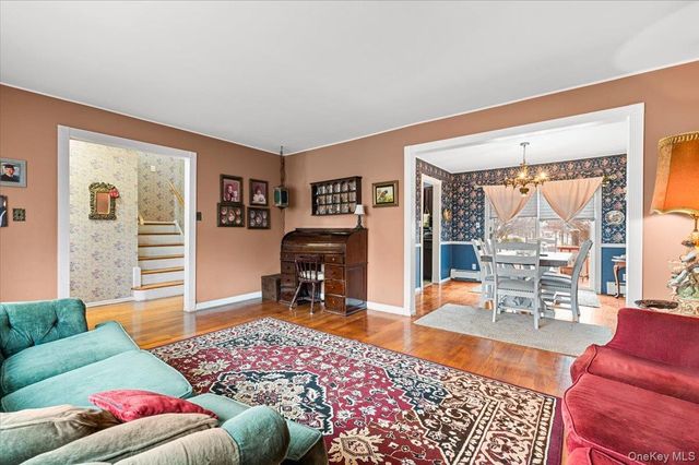 6 Gateway Street, Bethpage, NY 11714