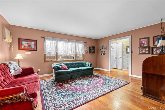 6 Gateway Street, Bethpage, NY 11714