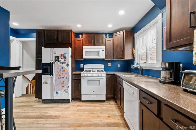 6 Gateway Street, Bethpage, NY 11714