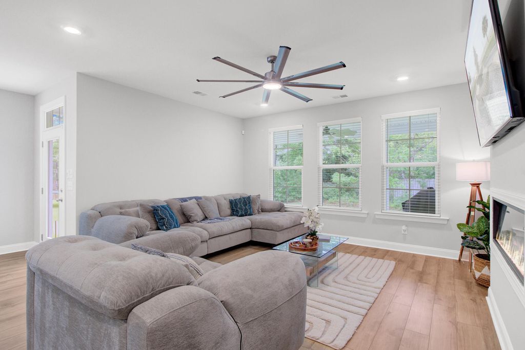 Image 13 of property listing at 608 S Pointe Boulevard, Summerville, SC 29483