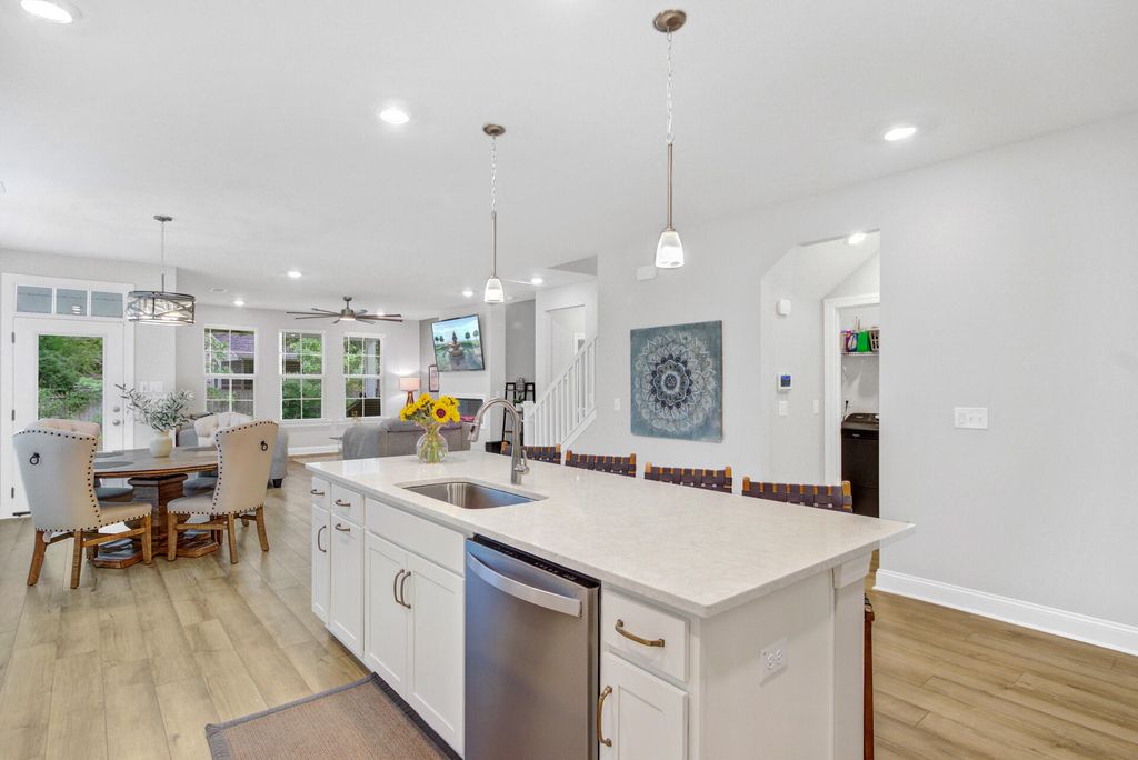 Image 8 of property listing at 608 S Pointe Boulevard, Summerville, SC 29483