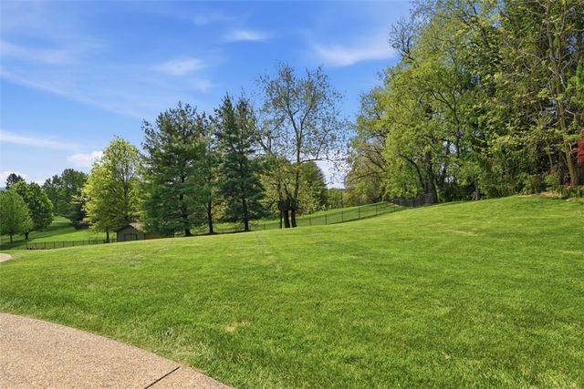 317 Abbey Brook Ln, Peters Twp, PA 15367