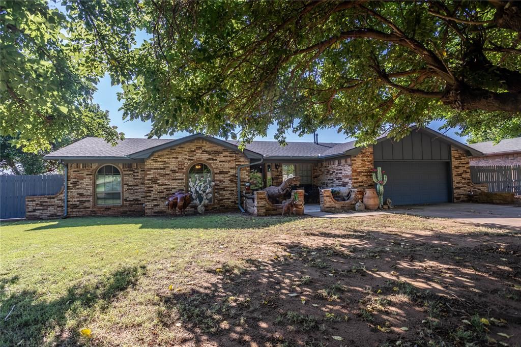 3 Peterson Drive, Clinton, OK 73601