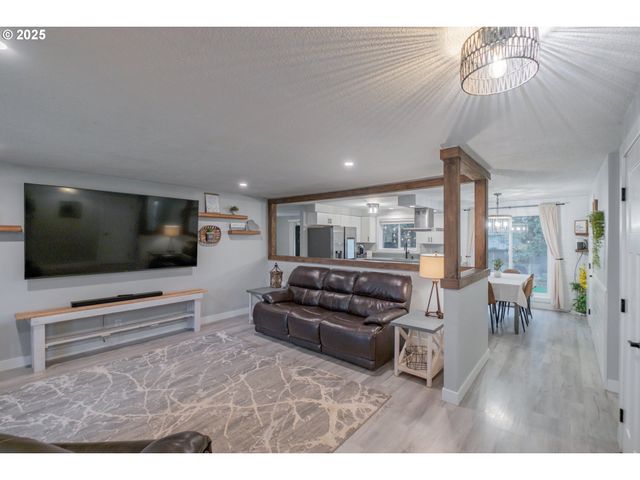 1394 HAYWARD St, Salem, OR 97306