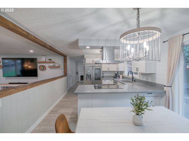 1394 HAYWARD St, Salem, OR 97306