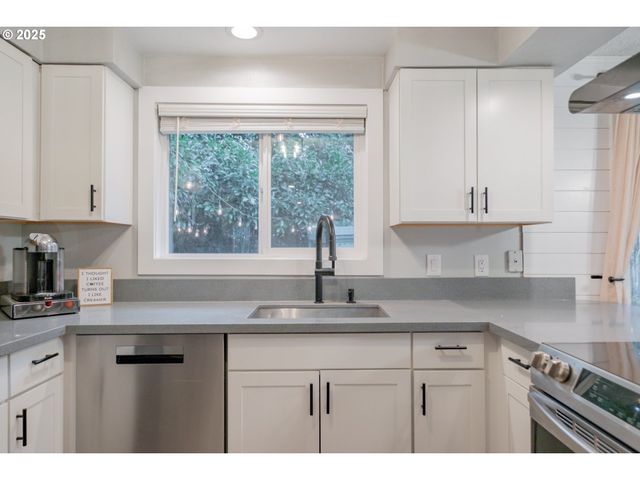 1394 HAYWARD St, Salem, OR 97306