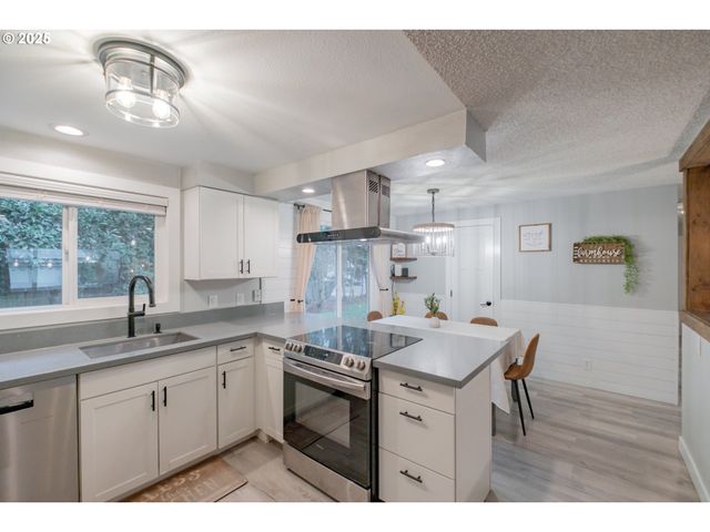 1394 HAYWARD St, Salem, OR 97306