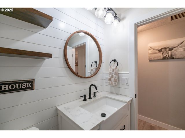 1394 HAYWARD St, Salem, OR 97306