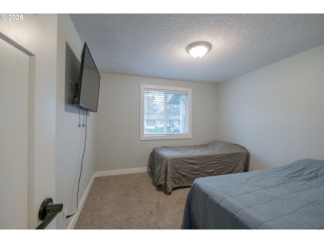 1394 HAYWARD St, Salem, OR 97306