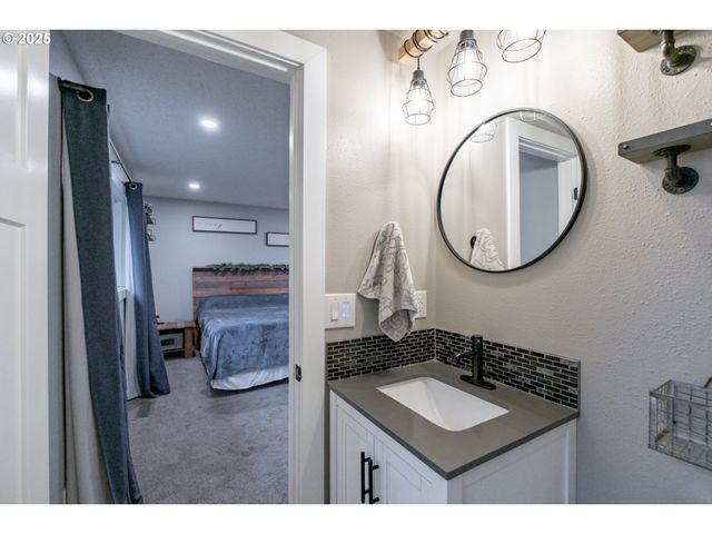 1394 HAYWARD St, Salem, OR 97306