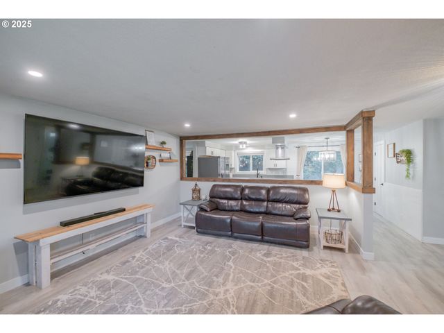 1394 HAYWARD St, Salem, OR 97306